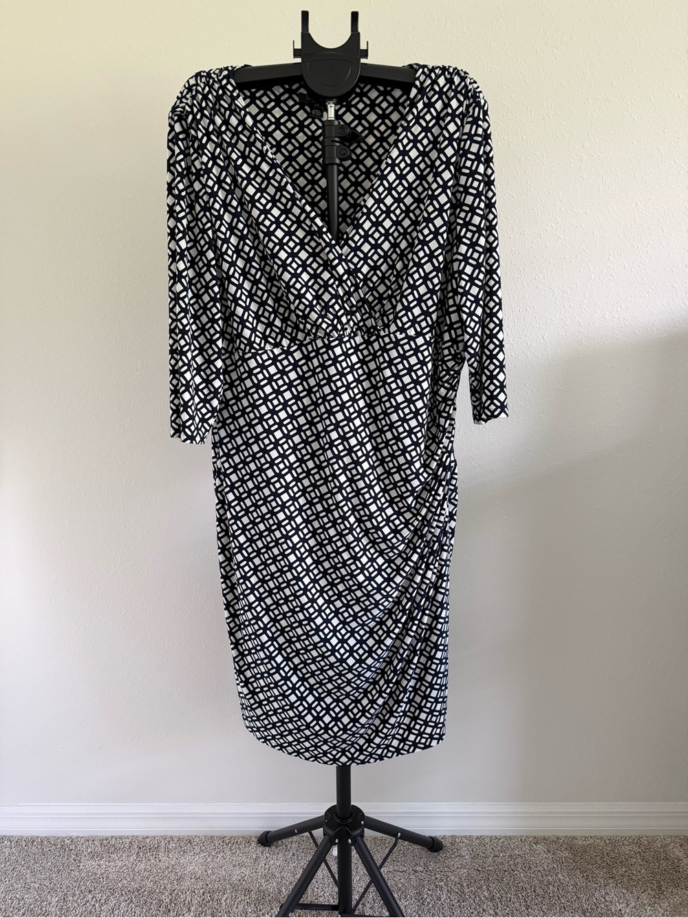 Lauren Ralph Lauren Women’s Faux Wrap Dress in Geometric Link Design, Size 22W.